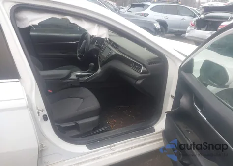 2020 Toyota Camry Le z USA, uszkodzony, nr VIN 4T1C11AK8LU881717